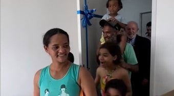 Família comove a web após receber apartamento de Lula