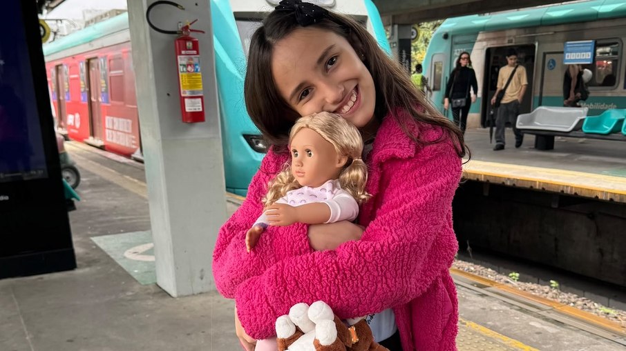 Manuella da Costa, de 9 anos, é uma das vozes dos trens até 19 de outubro