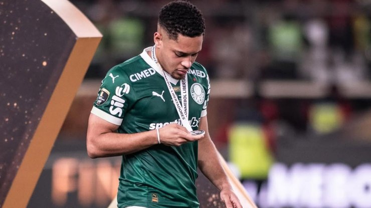 Vitor Roque se pronuncia após vice: “Derrota muito dolorosa”