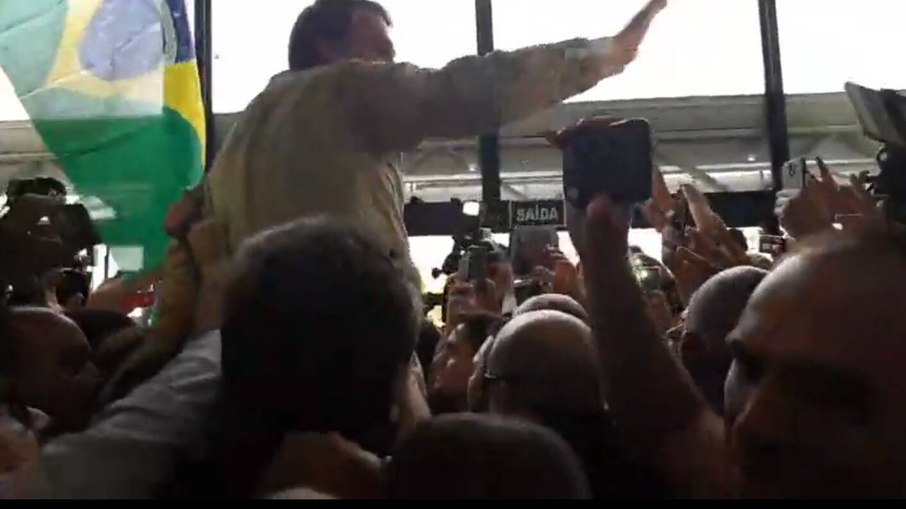 Jair Bolsonaro com apoiadores