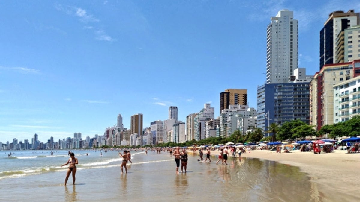 A principal praia de Balneário Camboriú é a Praia Central, talvez o grande cartão-postal da cidade, que tem ainda Laranjeiras, Estaleirinho, Amores, Taquaras, Taquarinhas, Buraco, entre outros. 