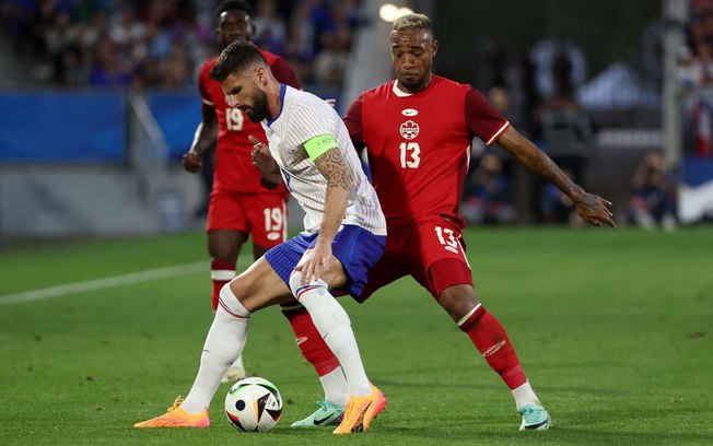 Giroud recebe marcação dos canadenses. Atacante passa em branco em seu último jogo com a camisa da França, em casa, antes da aposentadoria