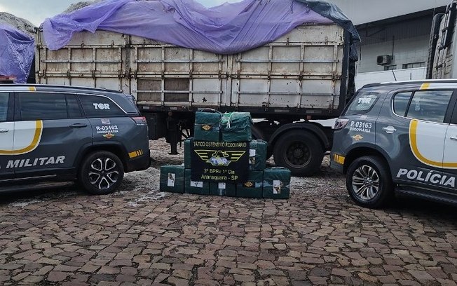 Dupla é presa com mais de 342 kg de cocaína escondidos em carga de algodão na SP-310 em Araraquara Dupla é presa com mais de 342 kg de cocaína escondidos em carga de algodão na SP-310 em Araraquara
