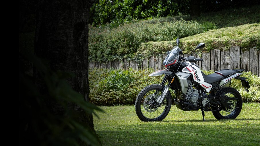 AlltrHike 450 combina motor bicilíndrico de 449 cc, rodas raiadas e preparação para uso fora de estrada