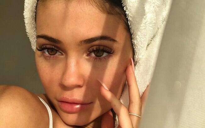 Kylie Jenner é uma das adeptas da 'tapared brows', a tendência de design para se ter as sobrancelhas afuniladas
