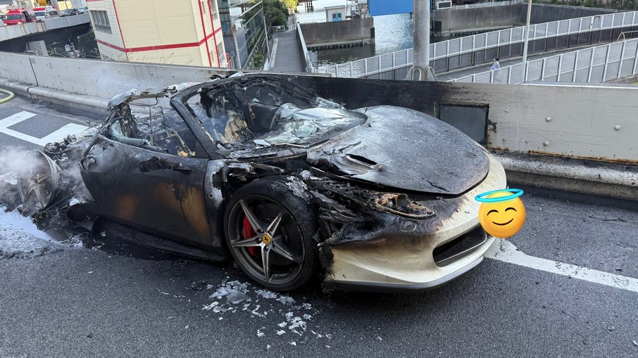 Ferrari 458 Spider após ser consumida por fogo Ferrari 458 Spider após ser consumida por fogo