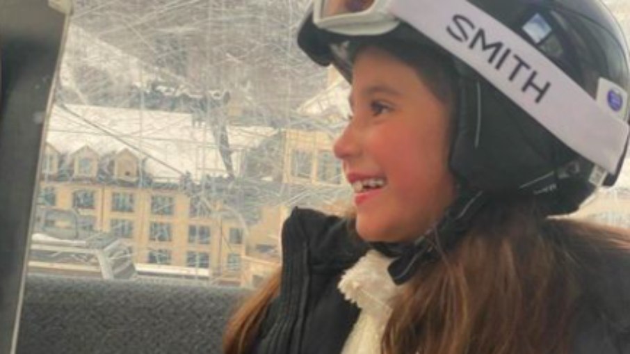 Deborah Secco celebra primeira vez que filha vê neve