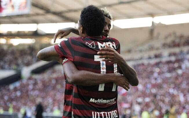 Bruno Henrique e Vitinho marcaram os gols do Flamengo contra o Corinthians