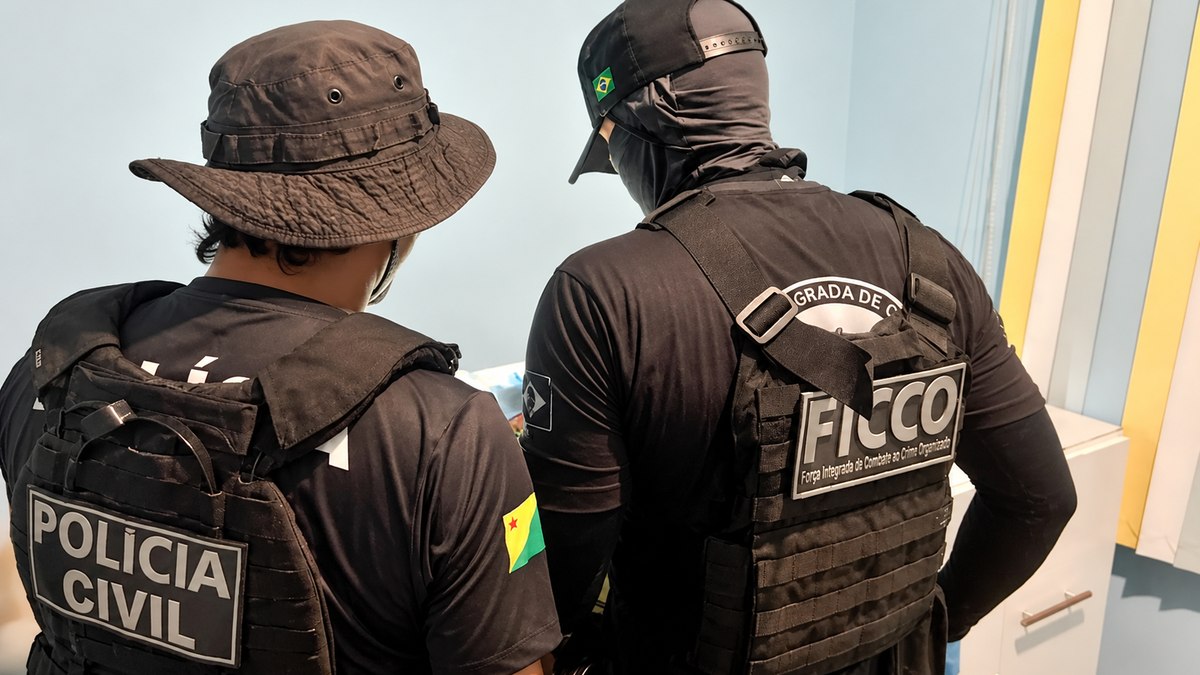 Policiais durante a operação Policiais durante a operação