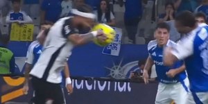 Técnico do Cruzeiro aponta mão de Memphis em lance de gol