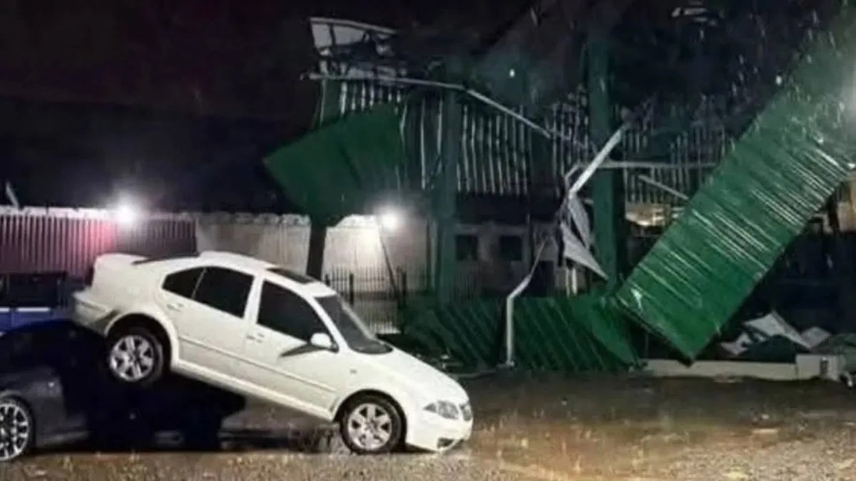 A força dos ventos teve força suficiente para levantar um carro e puxá-lo para cima de outro em um estacionamento A força dos ventos teve força suficiente para levantar um carro e puxá-lo para cima de outro em um estacionamento