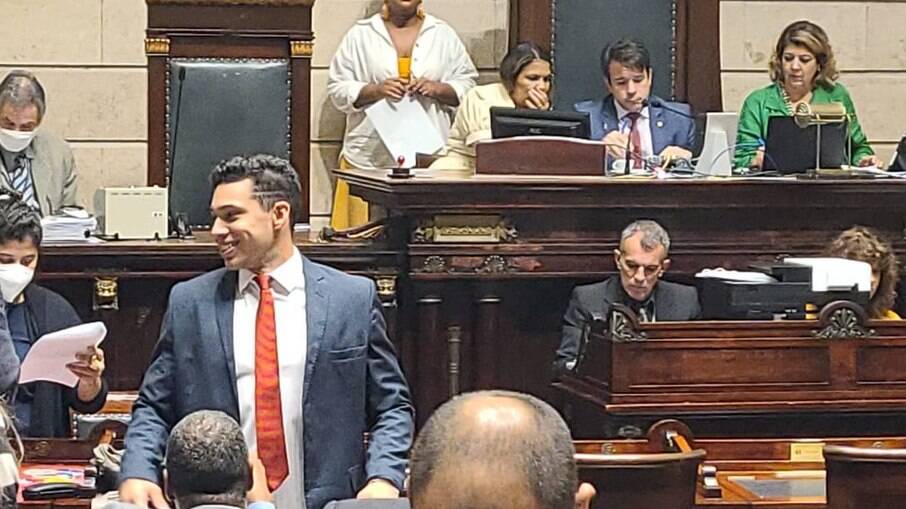 Após prestar depoimento, Gabriel Monteiro volta ao plenário da Câmara