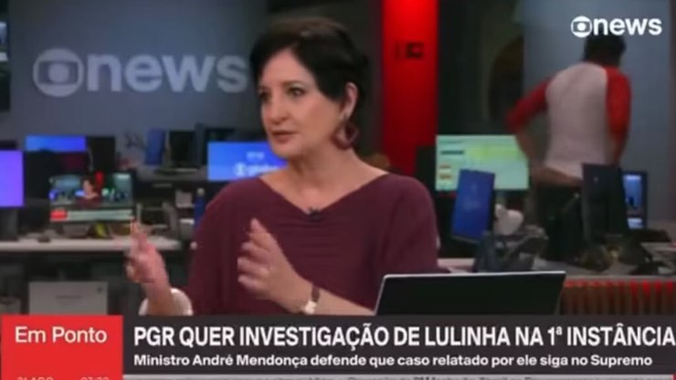 Bumbum de funcionário da GloboNews chama atenção durante jornal