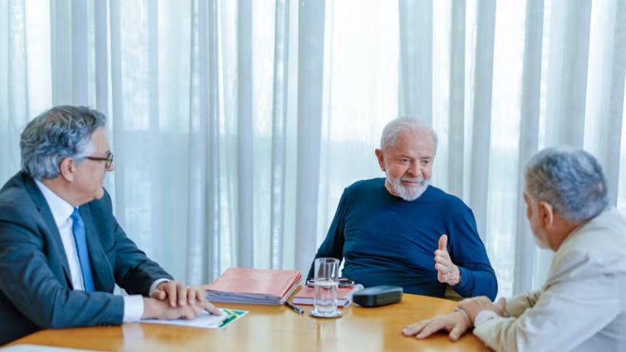 Presidente Lula publica primeira imagem após acidente no qual bateu a cabeça no banheiro