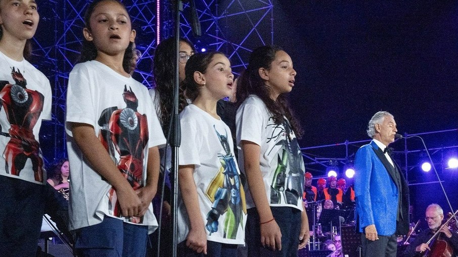 Concerto de Andrea Bocelli com as crianças e jovens do coro 