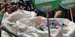 Projetos no Rio coletam e reciclam resíduos do Carnaval