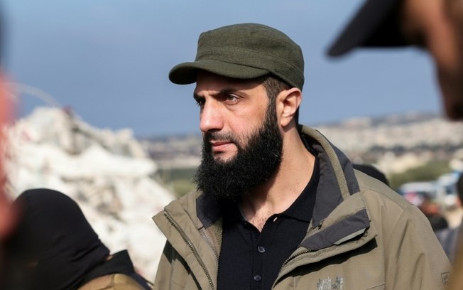 Abu Mohammed al Jolani em visita ao povoado sírio de Besnaya, na província de Idlib (noroeste), depois de um terremoto em 7 de fevereiro de 2023