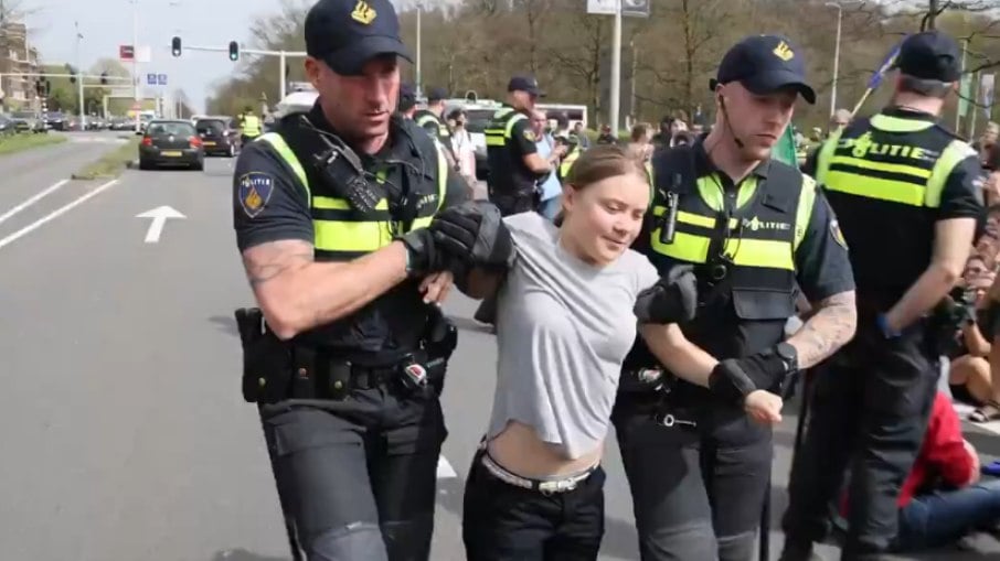 Greta Thunberg é carregada por policiais na Holanda