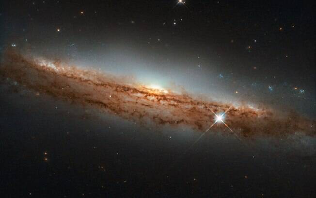 A galáxia espiral NGC 3717 em foto do Hubble: por esse ângulo, o formato lembra o de um disco voador