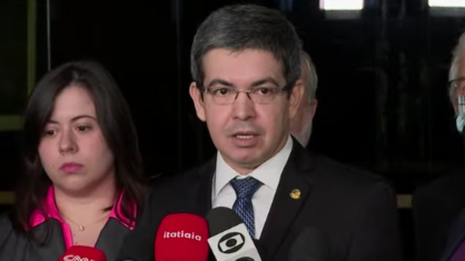 Randolfe Rodrigues fala a jornalistas sobre casos de denúncias no governo Bolsonaro