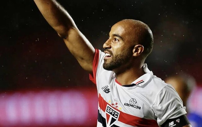 Lucas Moura pula em cima de Calleri após iniciar o gol do companheiro, definindo o 2 a 1 do São Paulo
