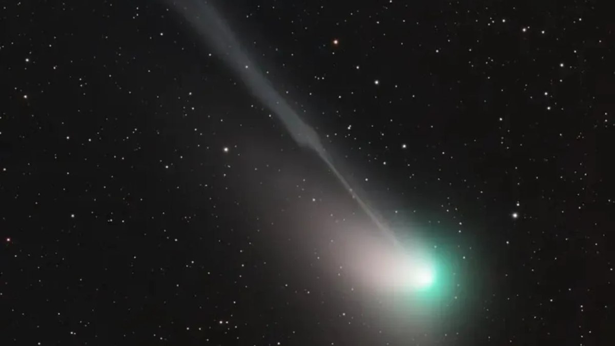 O cometa carrega material volátil que incendeia ao se aproximar do sol, o que gera o brilho intenso