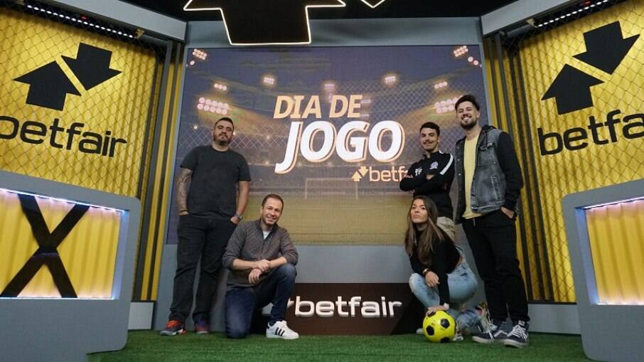 Tiago Leifert com os apresentadores do 'Dia de Jogo'