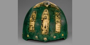 Capacete de 3.500 anos mostra deuses cobertos de ouro