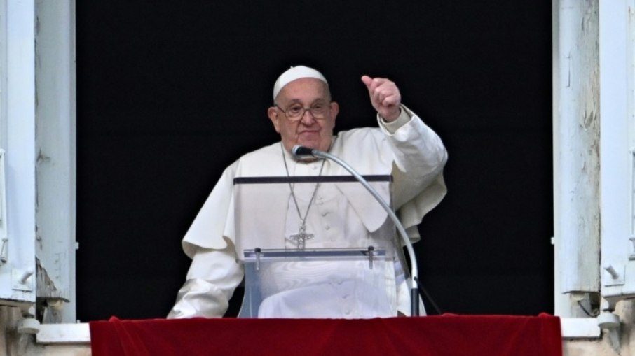 Papa Francisco saúda a multidão reunida na Praça de São Pedro da janela do Palácio Apostólico durante a oração do Angelus da Epifania, em 6 de janeiro de 2025 no Vaticano