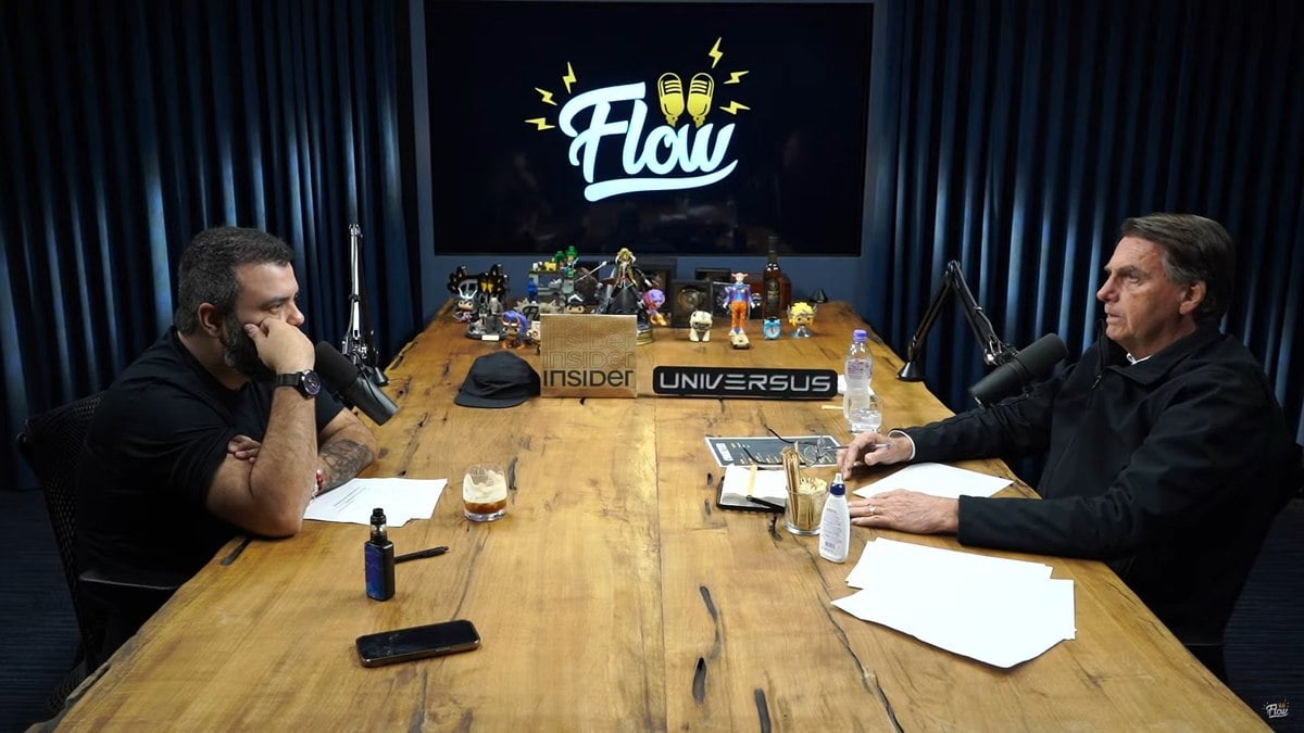 Jair Bolsonaro sendo entrevistado no Flow Podcast