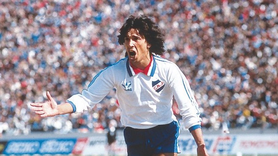 Waldemar Victorino comemorando o gol que deu o título do Intercontinental de 1980 ao Nacional