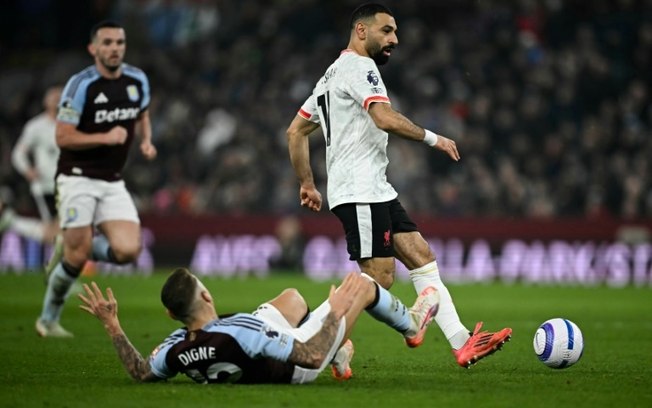 Mohamed Salah (D) controla a bola durante o empate do Liverpool com o Aston Villa em 2 a 2 nesta quarta-feira, pela Premier League Mohamed Salah (D) controla a bola durante o empate do Liverpool com o Aston Villa em 2 a 2 nesta quarta-feira, pela Premier League