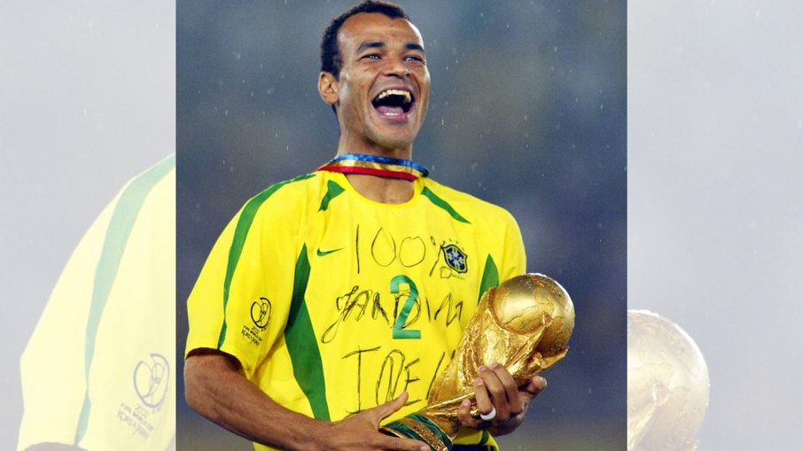 Com a taça da Copa do Mundo nas mãos, Cafu mandou recado para a esposa Com a taça da Copa do Mundo nas mãos, Cafu mandou recado para a esposa