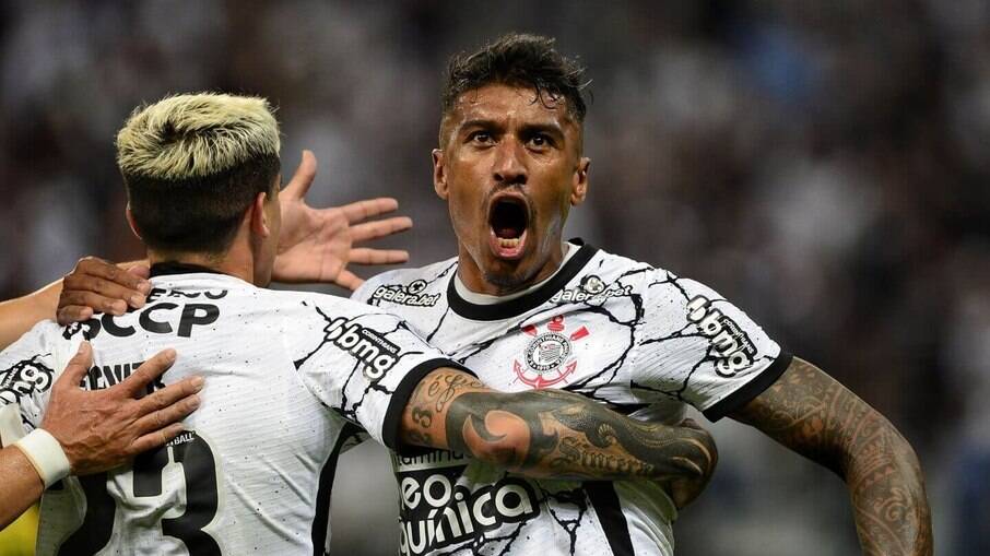 Paulinho marcou um dos gols da vitória do Corinthians