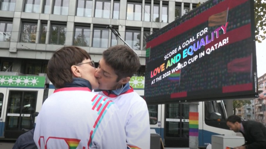 Protestantes se beijam em frente a sede da Fifa no Suíça.