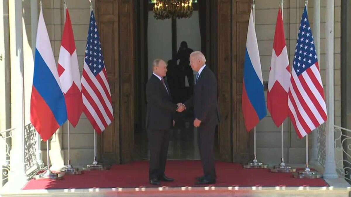Vladimir Putin e Joe Biden se cumprimentam durante encontro em Genebra