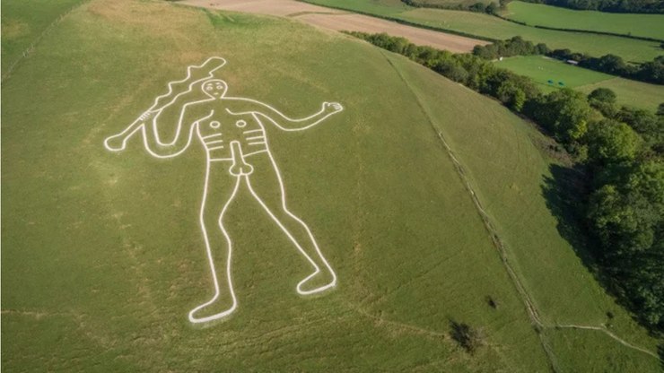 Desenho gigante de homem nu passa por reforma contra chuva