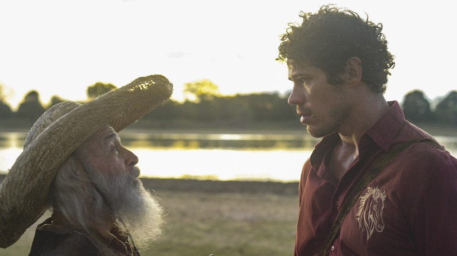 Velho do Rio (Osmar Prado) e Tadeu (José Loreto) se encontram em 'Pantanal'