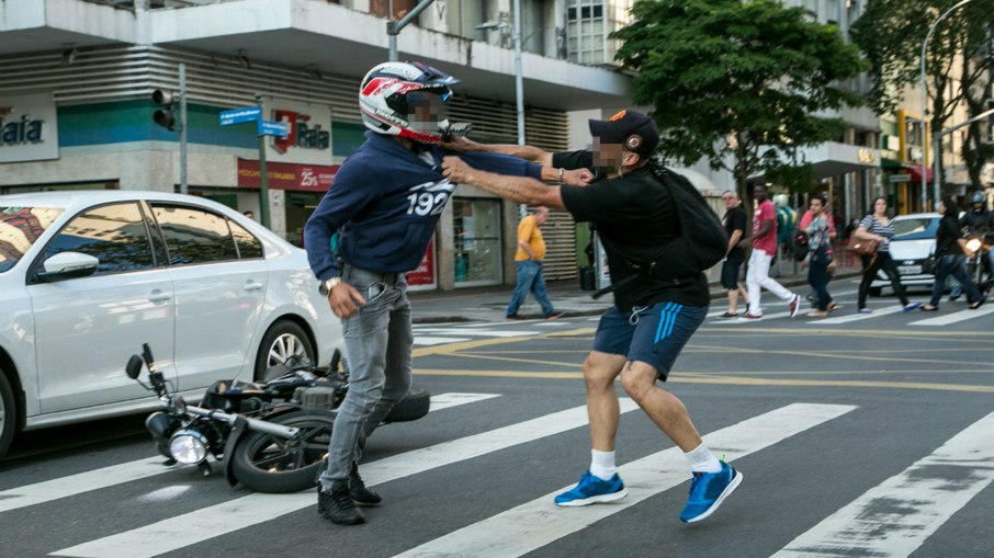 Segundo o Ministério da Saúde, a cada hora, em média cinco pessoas morrem no Brasil, por causa de discussões e brigas no trânsito