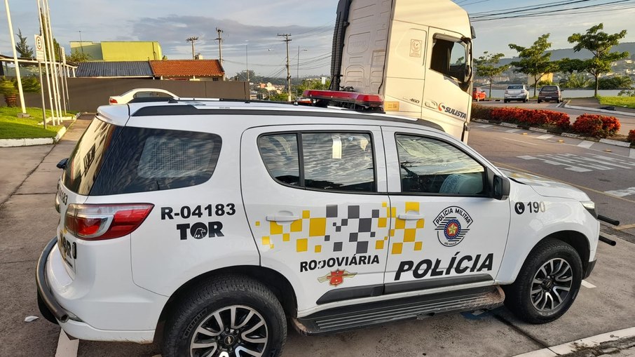 Caminhão havia sido roubado e andava em baixa velocidade pela rodovia