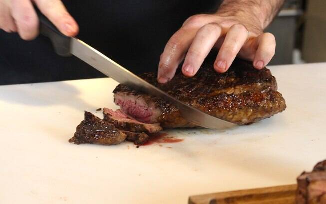 Não sia cortando a carne assim que retirar a peça da churrasqueira. Deixe a carne descansar um tempo