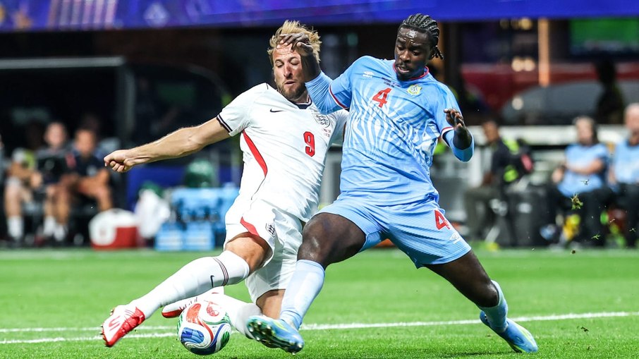 Harry Kane em disputa de bola com Tuanzebe