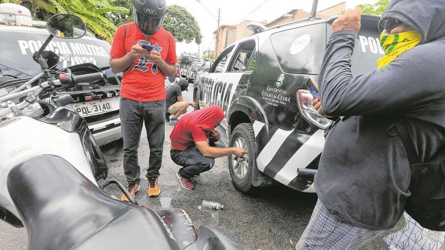 Policiais militares se reúnem em protesto na cidade de Fortaleza