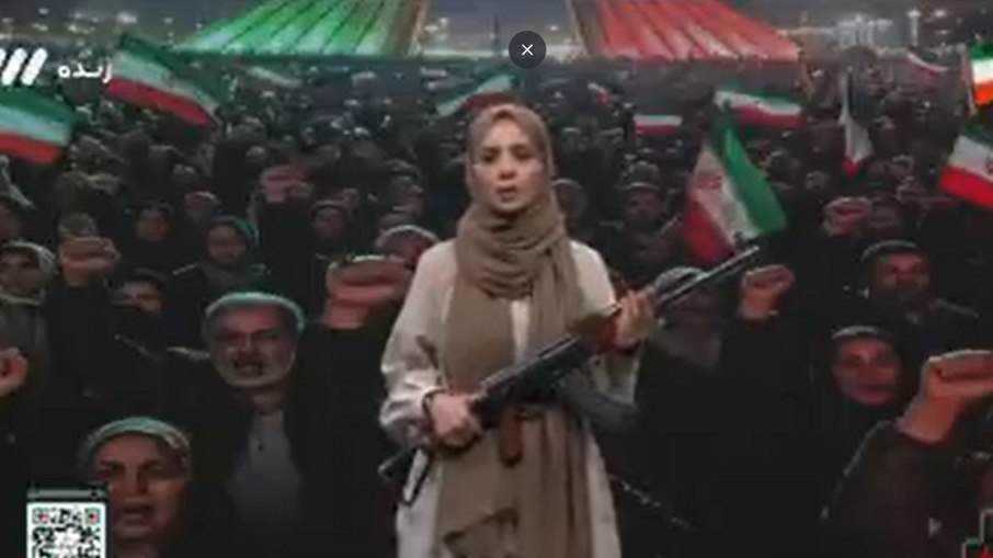 Apresentadores iranianos aparecem armados ao vivo; veja