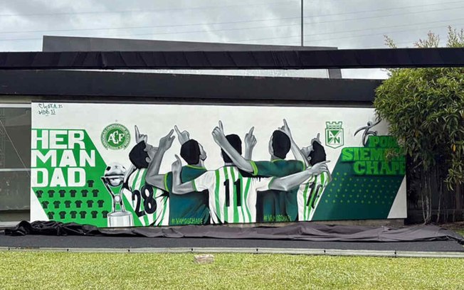 Chape recebe homenagem de dirigente e ídolos colombianos