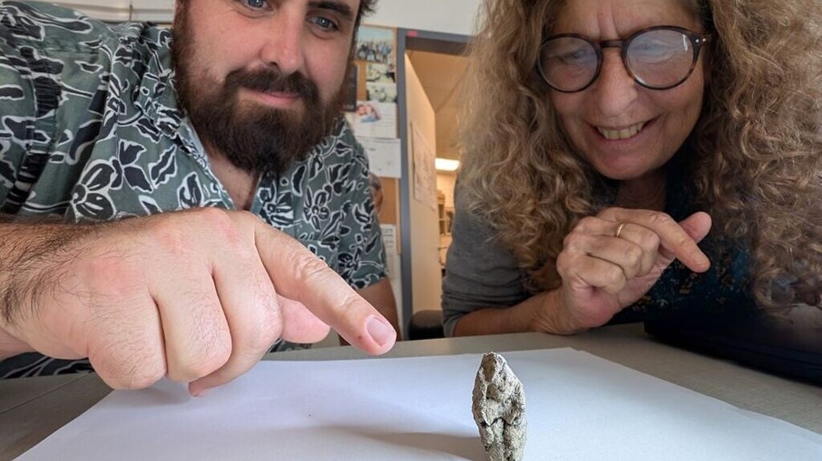 Leore Grosman e Laurent Davin, da Universidade Hebraica, mostram a estatueta