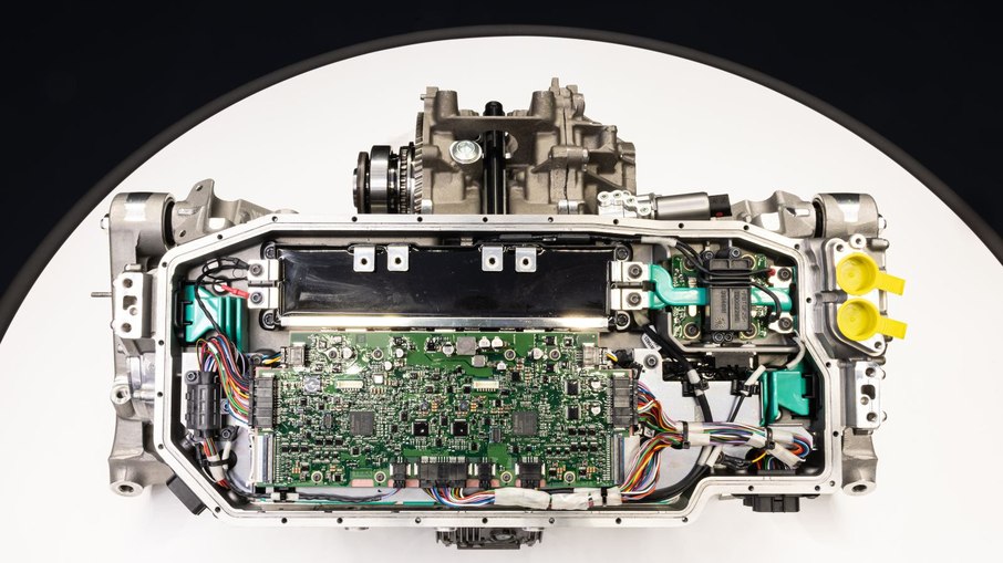 Unidade eletrônica controla fluxo de energia entre bateria e motor Unidade eletrônica controla fluxo de energia entre bateria e motor