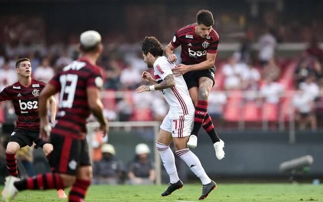Contra o Flamengo, Alexandre Pato foi parar no hospital após levar falta de Thuler Contra o Flamengo, Alexandre Pato foi parar no hospital após levar falta de Thuler