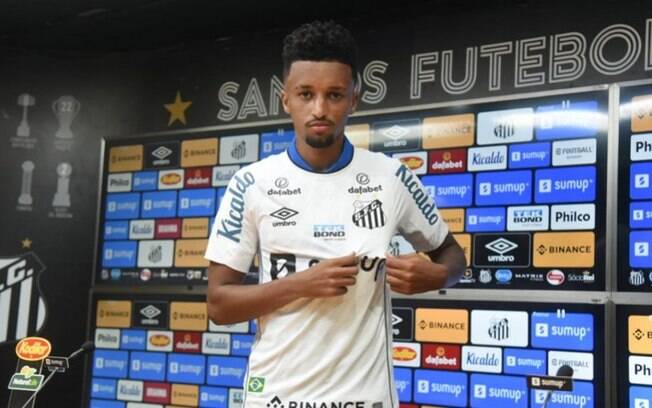 Bruno Oliveira é apresentado pelo Santos e comemora estar no clube do coração