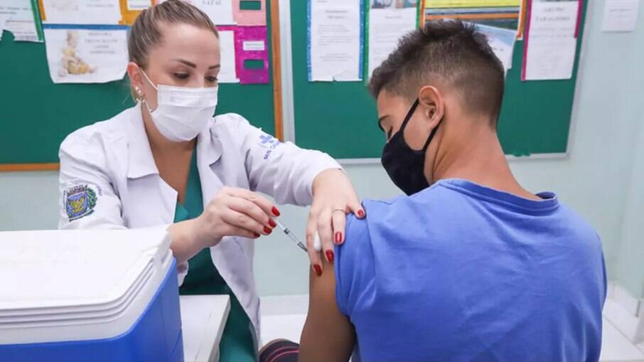 Campinas faz ações em escolas em busca de vacinar estudantes.